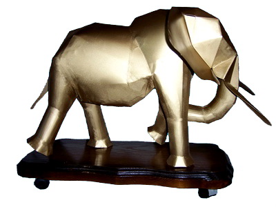 Металлический слон. Скульптура на подставке